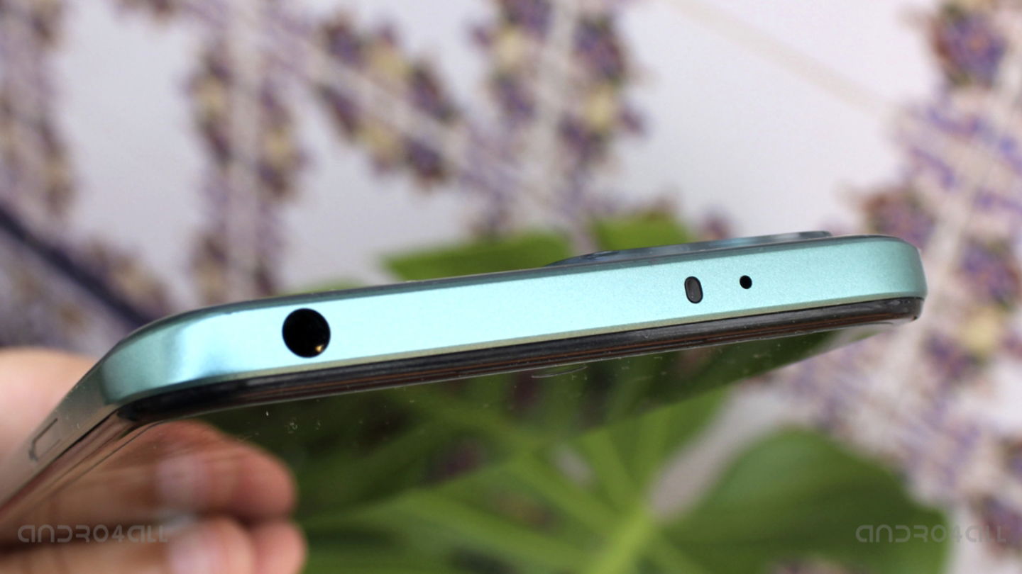 Górna krawędź telefonu Redmi Note 12 5G z portem 3,5 mm.